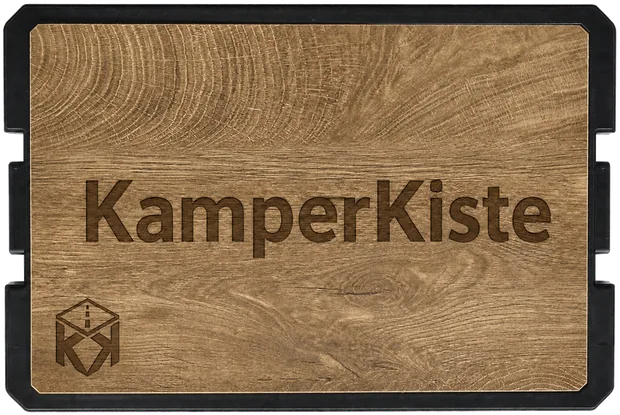 Holzdeckel einer KamperKiste mit lasergravierter Wortmarke